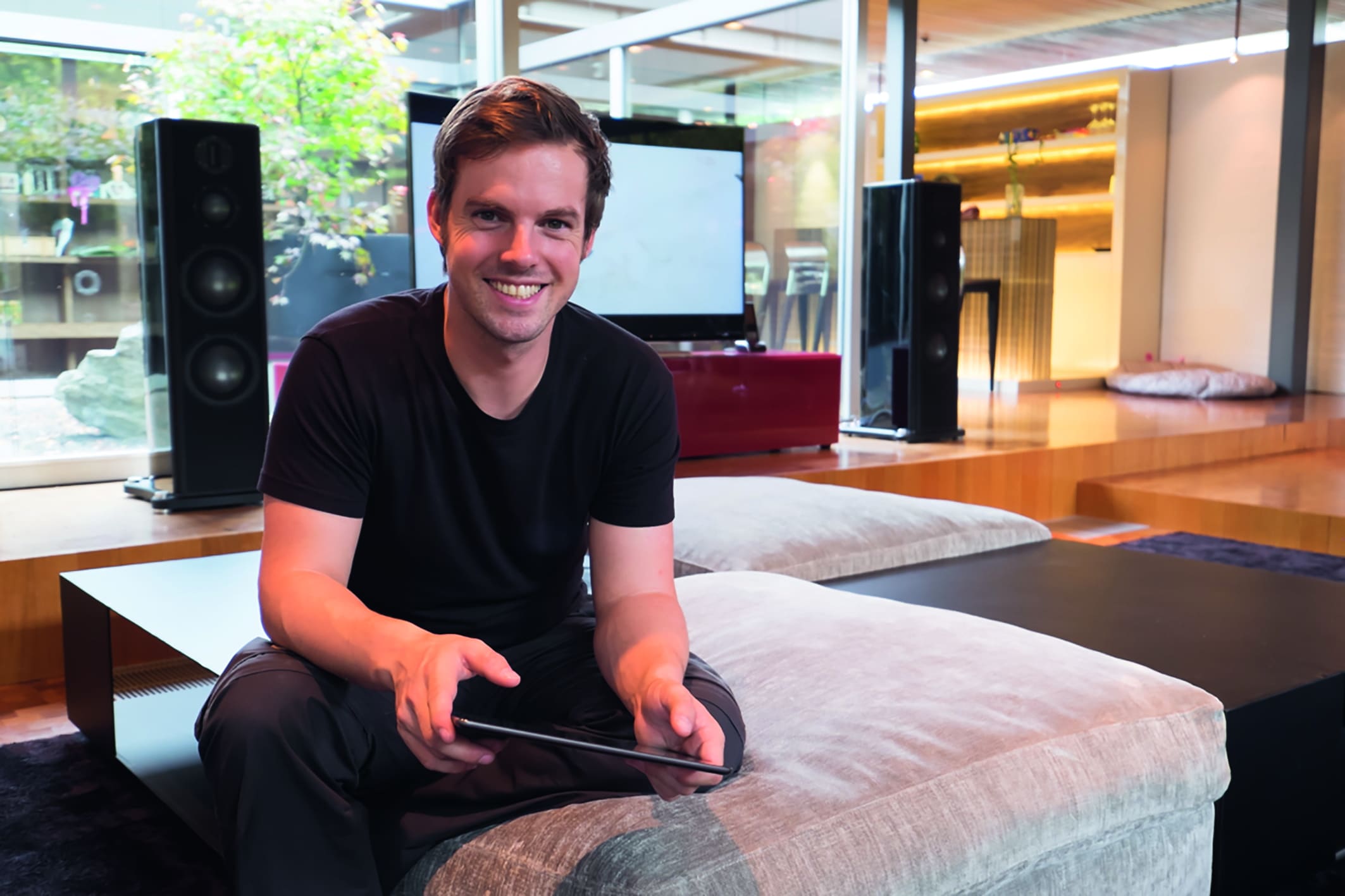 Markus Gröber, Inhaber von HeimKinoSystems, in seinem Showroom