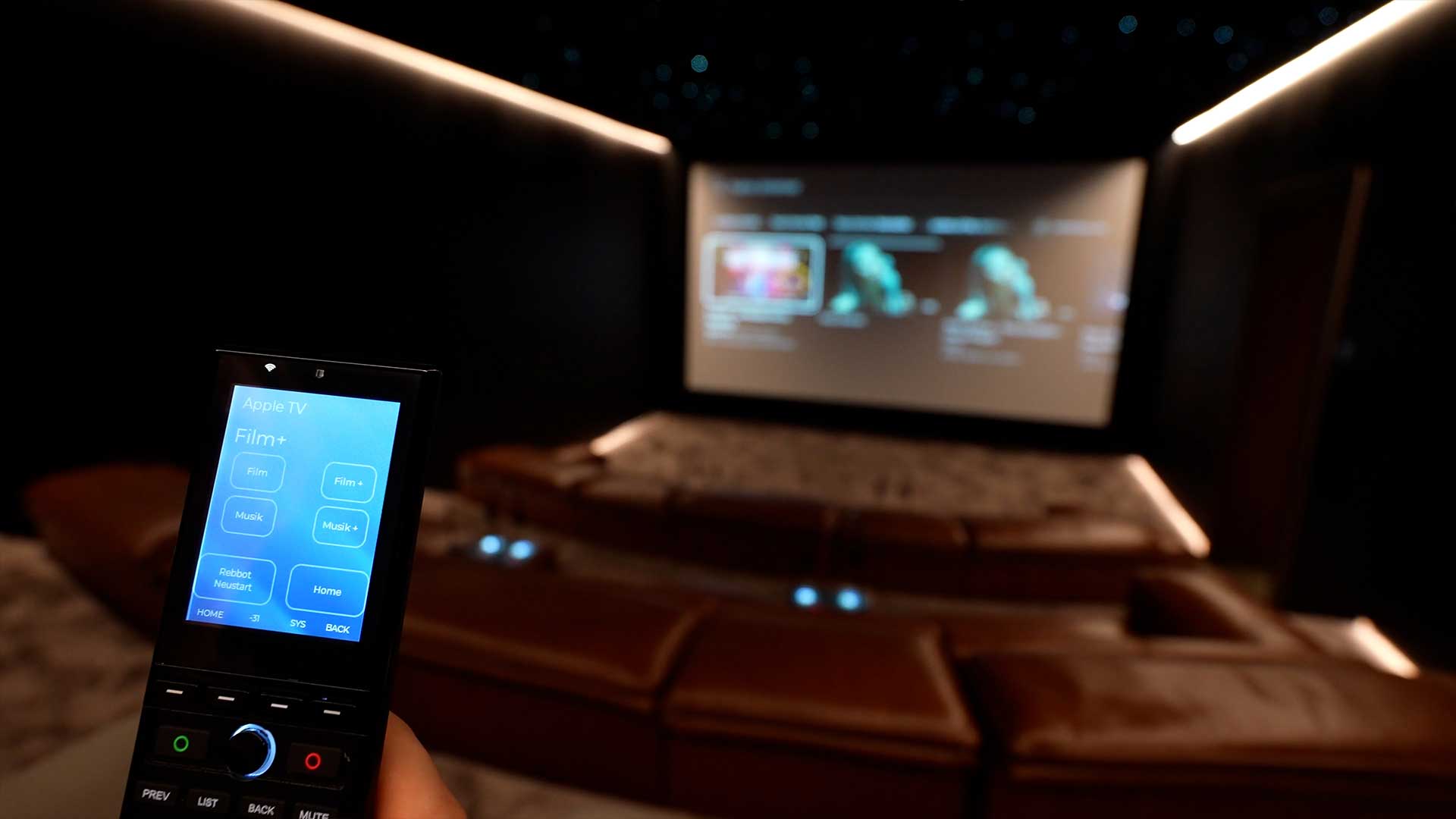 Touch-Fernbedienung vor einem Heimkino-Interface