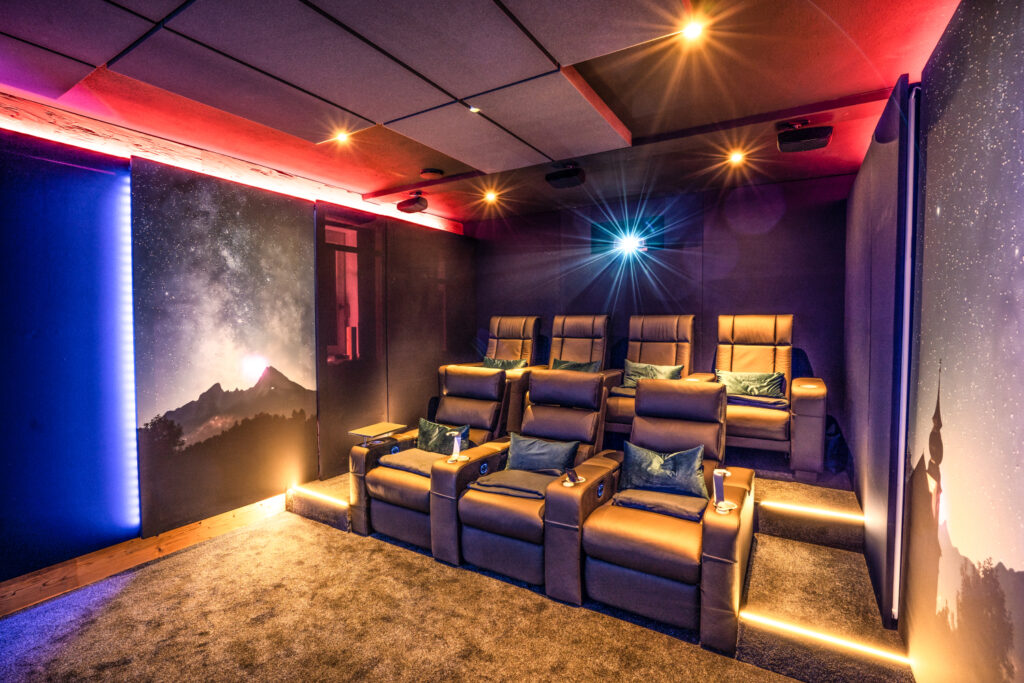 Dunkler Heimkinoraum mit LED-Sternenhimmel
